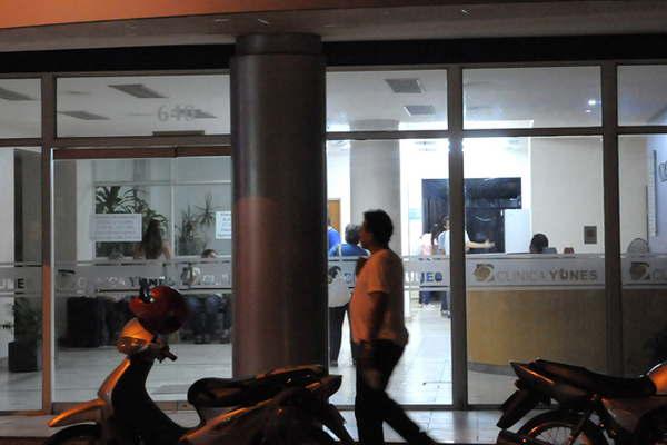 Conmocioacuten por una joven que resultoacute herida de un disparo en el abdomen