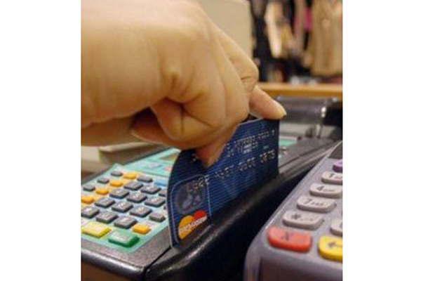 El posnet seraacute gratuito por dos antildeos para pequentildeos comercios y monotributistas