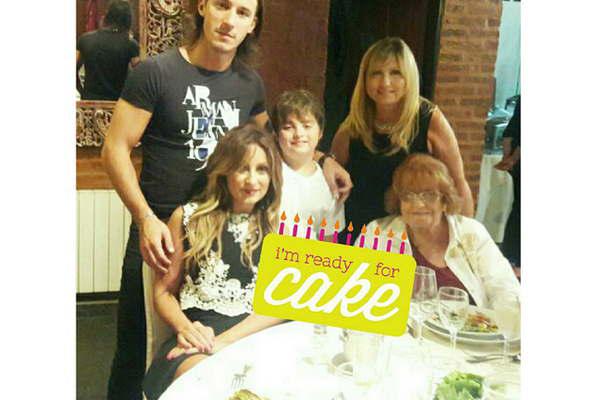 Marcela Tauro festejoacute los 51 con su joven novio y su familia