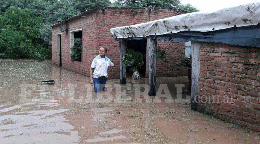 La lluvia continuacutea complicando a los departamentos Pellegrini y Copo