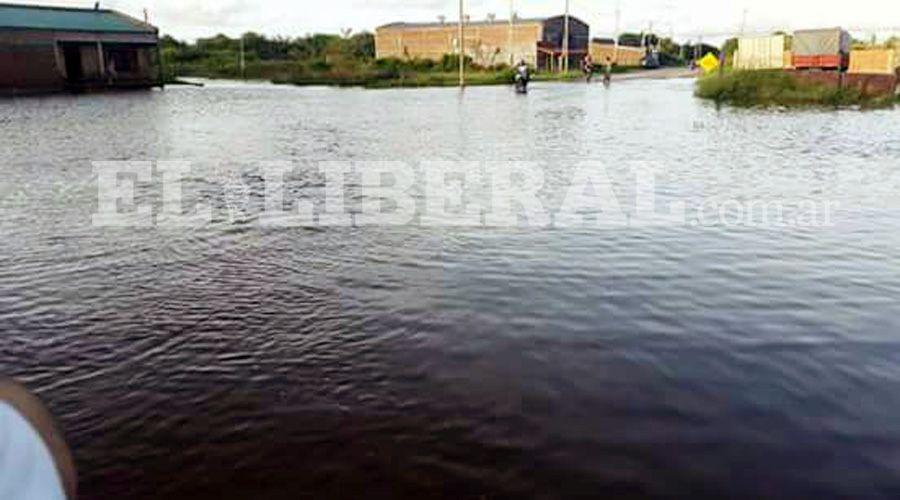 La lluvia continuacutea complicando a los departamentos Pellegrini y Copo