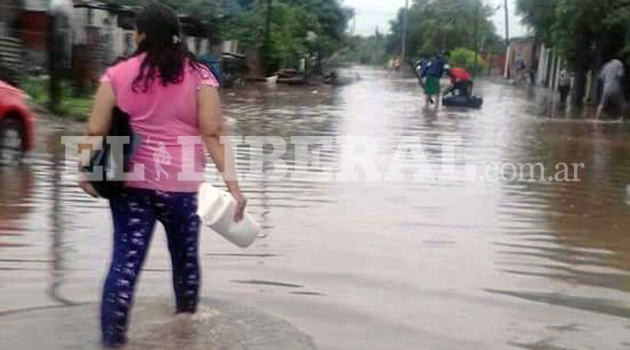 La lluvia continuacutea complicando a los departamentos Pellegrini y Copo