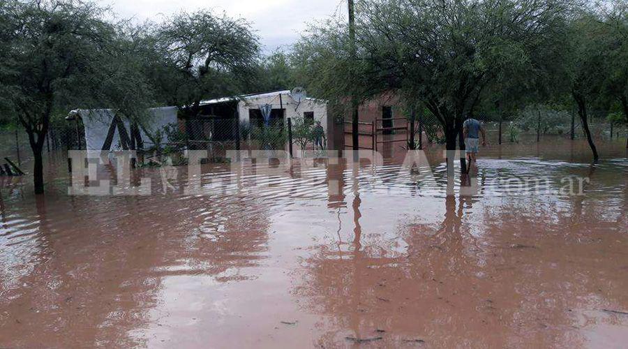 La lluvia continuacutea complicando a los departamentos Pellegrini y Copo