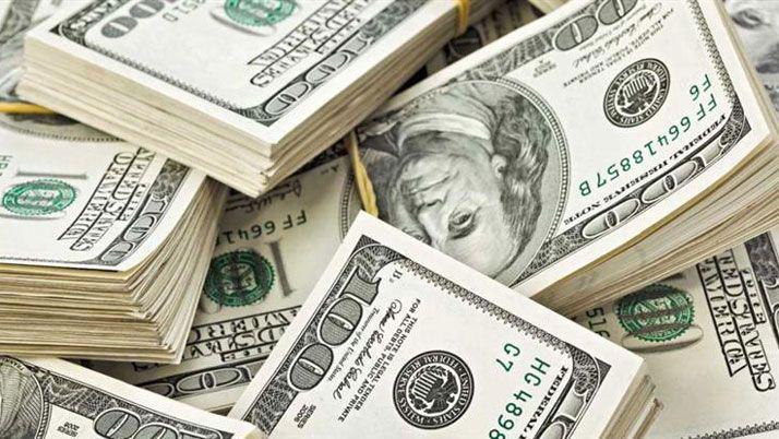 El dólar gana tres centavos a 1570