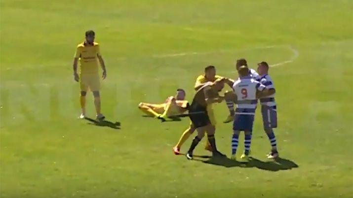 Le dio una pintildea a un rival y luego un rodillazo en la cara al aacuterbitro