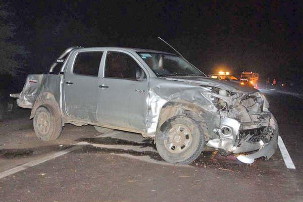 Mujer embarazada grave tras choque entre dos camionetas