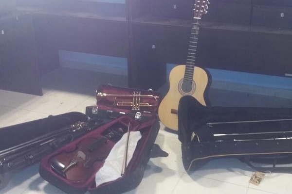 Recuperaron instrumentos musicales robados de la Escuela del Bicentenari