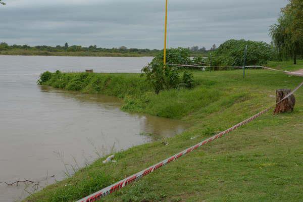 Prohiacuteben el ingreso al riacuteo Dulce por la inminente crecida