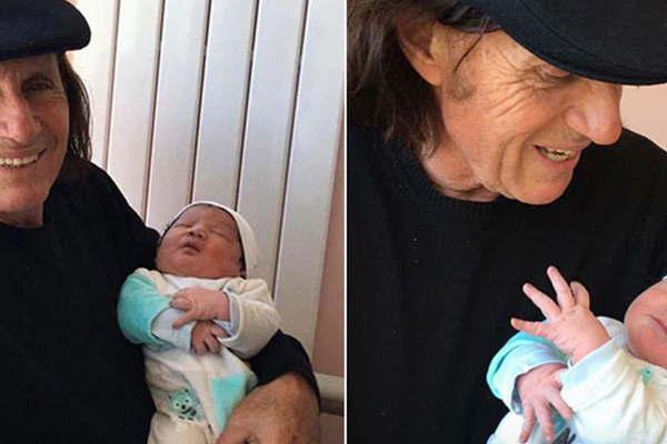 Guillermo Vilas fue padre  a los 64 antildeos- iexclLes presento a Guillermo Jr 