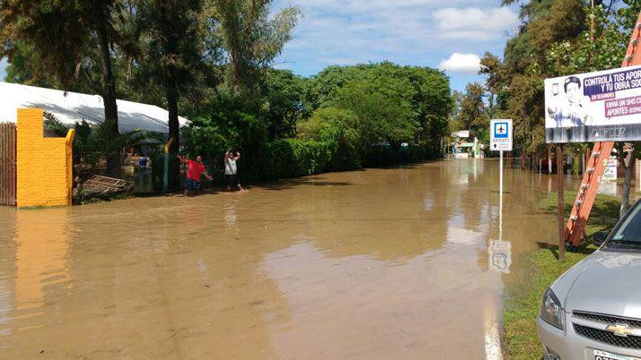 Desbordoacute el riacuteo Dulce en Las Termas