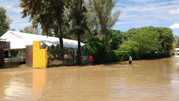 Desbordoacute el riacuteo Dulce en Las Termas
