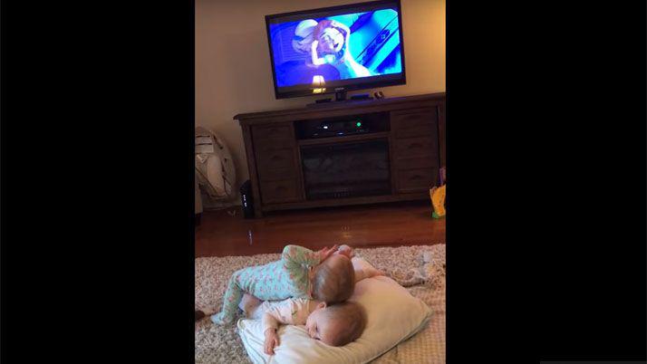 Video- bebeacutes recrean una escena de Frozen y se viralizan