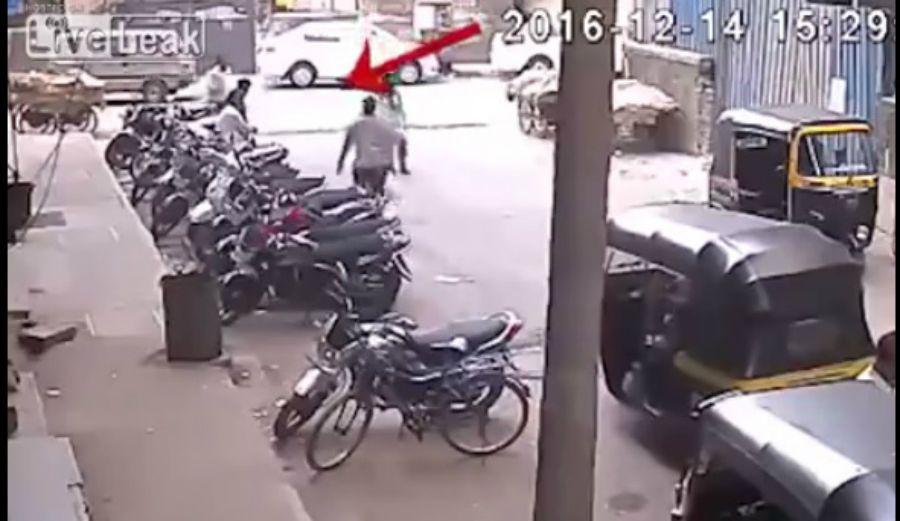 El tremendo momento que un pilar cae encima de un hombre