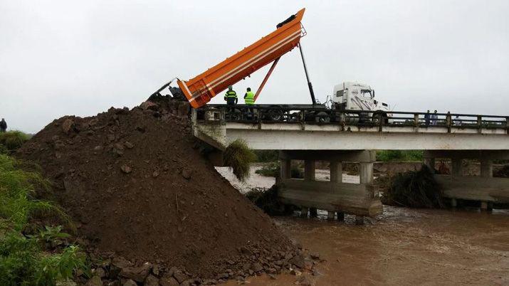 Se rehabilitoacute el traacutensito por el puente sobre el riacuteo El Abra