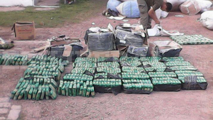 Incautan hojas de coca y mercaderiacutea por 7 millones