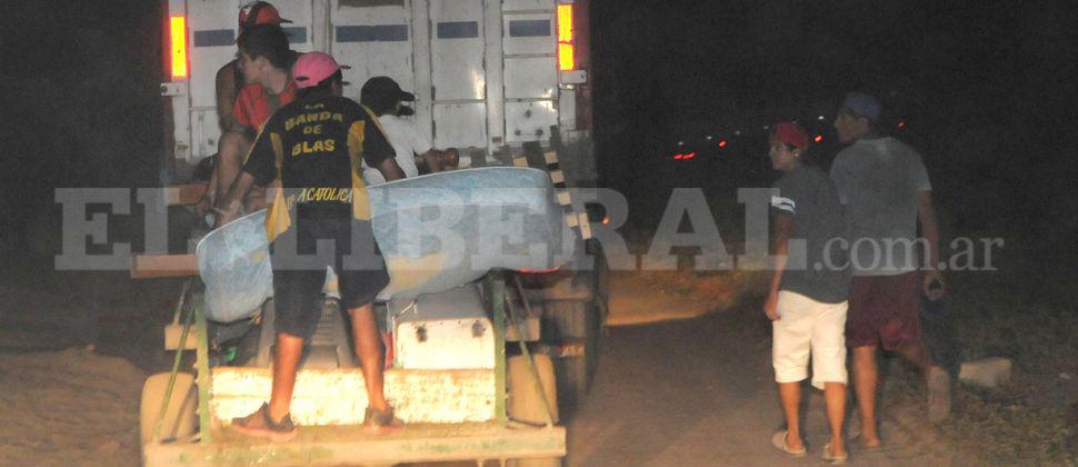 Evacuan a familias de Santiago y La Banda