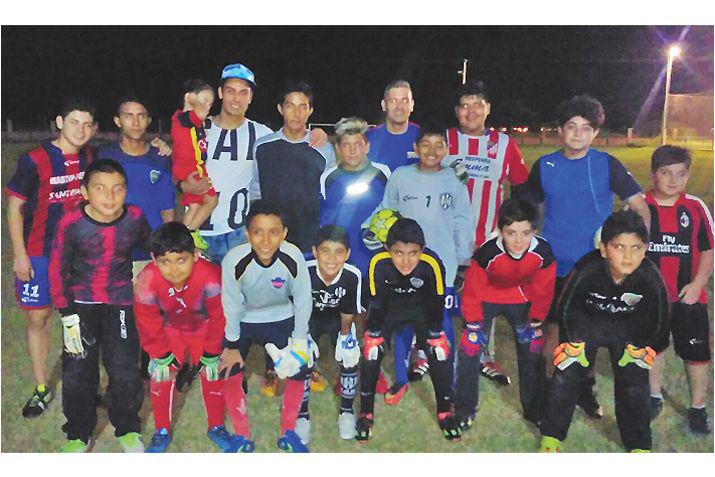 Lucas Calvintildeo visitoacute una escuelita de arqueros