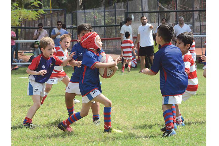 Con tackle y todo en el Lawn Tennis