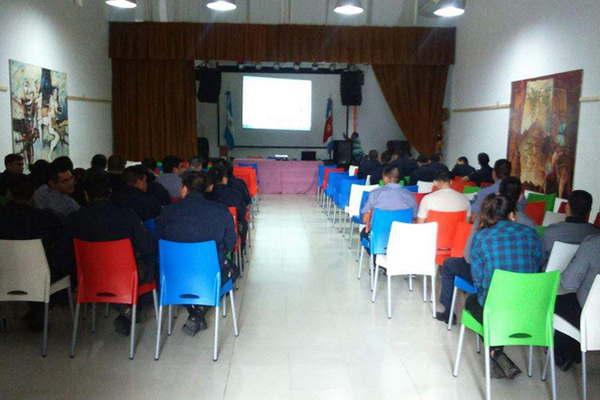 Forman a policiacuteas en idiomas extranjeros y lenguaje de sentildeas