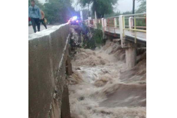 Cientos de familias evacuadas por fuerte temporal en Chamical y Olta