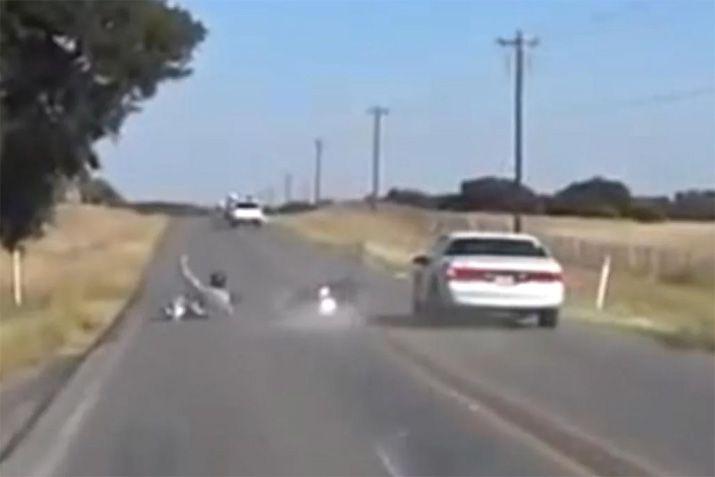 Una moto tratoacute de sobrepasarlo y le tiroacute el auto encima