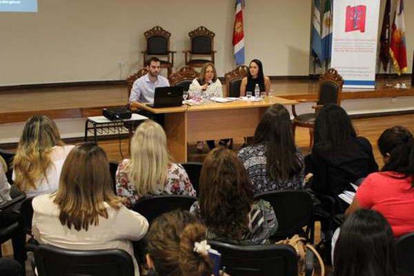 Disertaron sobre los desafiacuteos de la adopcioacuten