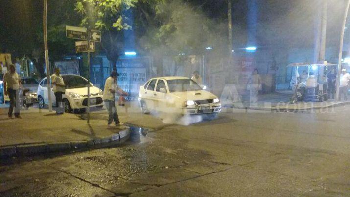 VIDEO  Impresionante incendio de un automoacutevil al que le explotoacute el motor