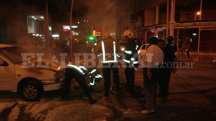 VIDEO  Impresionante incendio de un automoacutevil al que le explotoacute el motor