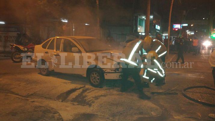 VIDEO  Impresionante incendio de un automoacutevil al que le explotoacute el motor