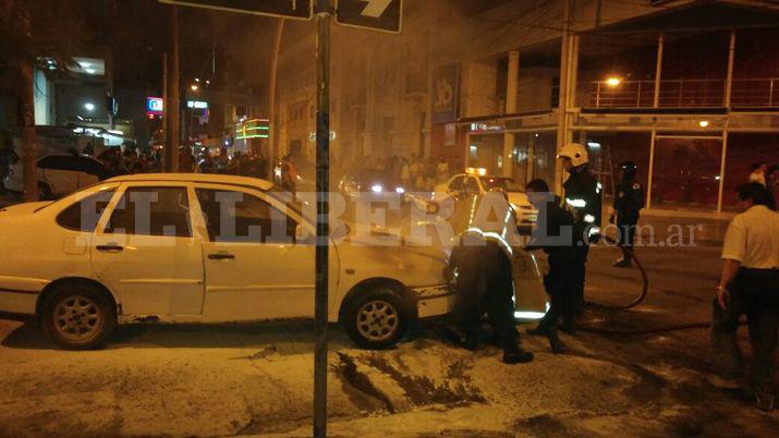 VIDEO  Impresionante incendio de un automoacutevil al que le explotoacute el motor