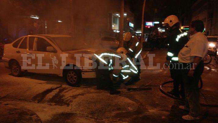 VIDEO  Impresionante incendio de un automoacutevil al que le explotoacute el motor