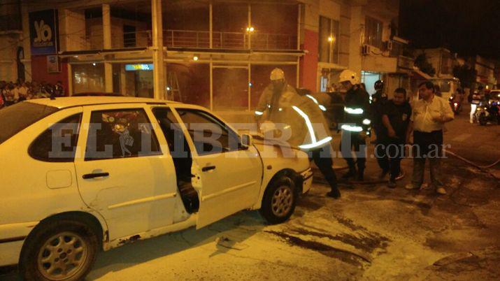 VIDEO  Impresionante incendio de un automoacutevil al que le explotoacute el motor