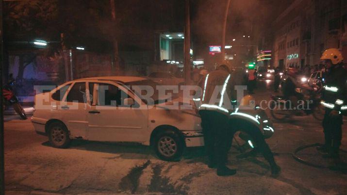 VIDEO  Impresionante incendio de un automoacutevil al que le explotoacute el motor