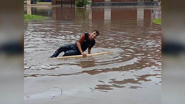 Grabaron a un joven surfeando por las calles inundadas de La Feliz