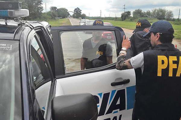 Dos narcos detenidos con cocaiacutena euros doacutelares y una pistola en Las Termas