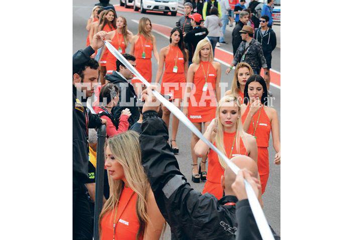Las bellas promotoras también se robaron las miradas en el autódromo de Las Termas donde se vive una fiesta