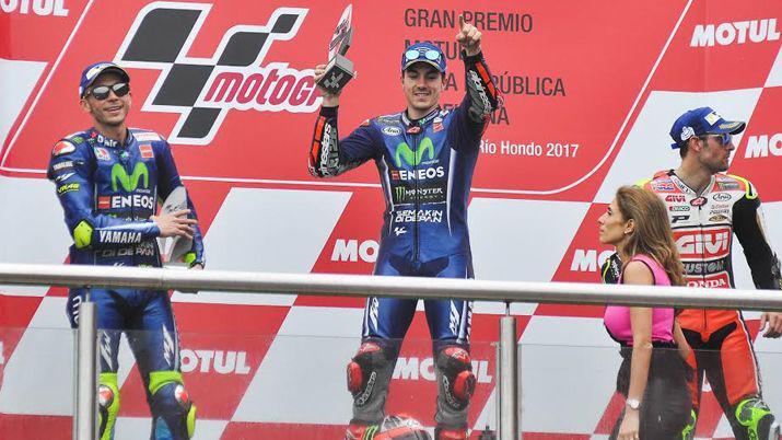 La Gobernadora entregoacute el premio a Maverick Vintildeales