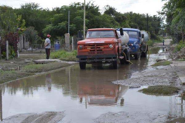 Trabajan para desagotar el agua estancada en las calles maacutes afectadas por la crecida del riacuteo Dulce