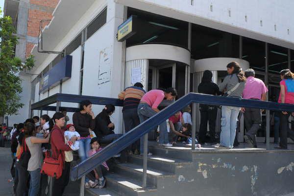 Coacutemo seraacuten los pagos de la  Anses en esta semana con feriado