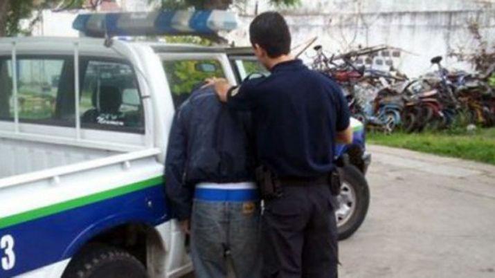 Abusoacute y matoacute a su hijastra de 3 antildeos porque lloraba