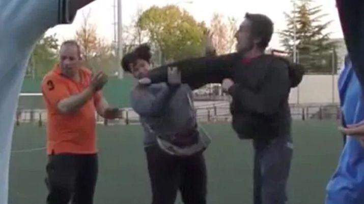 VIDEO  Un padre le pegoacute a una madre tras un partido de juveniles