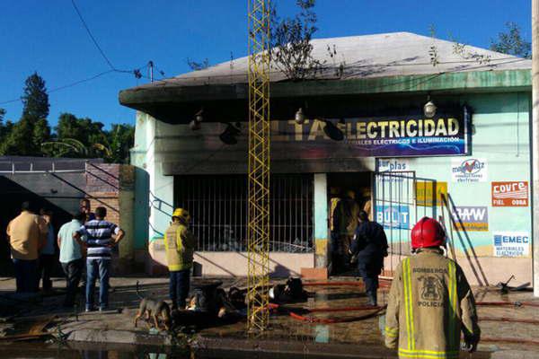 Incendio en casa de materiales eleacutectricos destruyoacute   1000000 en mercaderiacuteas y  45000 en efectivo