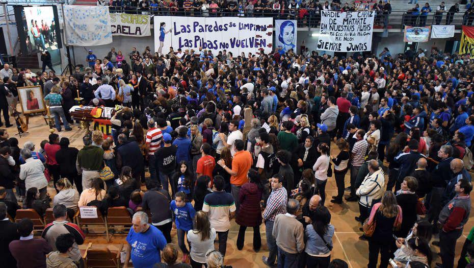 El Indio Solari cantoacute Juguetes perdidos en el velorio de Micaela