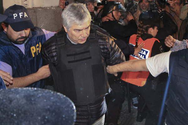 Lzaro Bez fue internado de urgencia