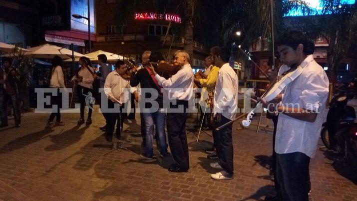 Se realizoacute una nueva edicioacuten del Viacutea Crucis con Violines