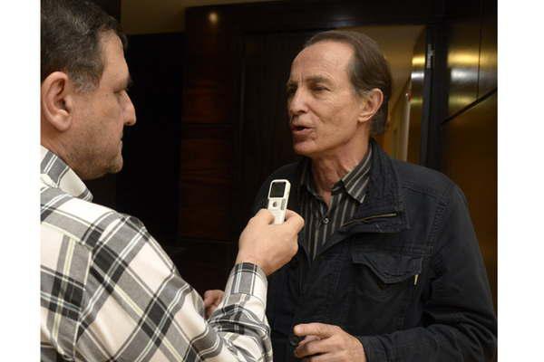 Para Nicolaacutes los soldados son quijotes