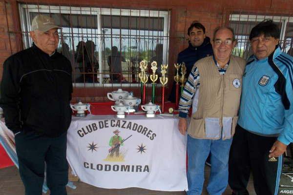 El Gobierno de la provincia entregoacute trofeos para competencias en el Club de Cazadores de Clodomira 