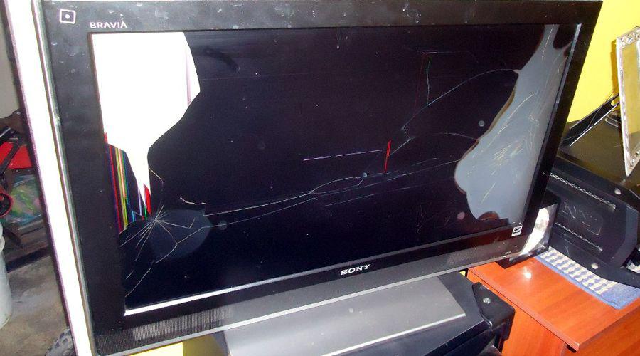 Locutor de conocida bailanta denuncioacute a toda la familia de su ex por romperle 10 televisores