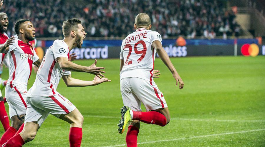 Tras el atentado Borussia cae ante Moacutenaco por 2 a 1