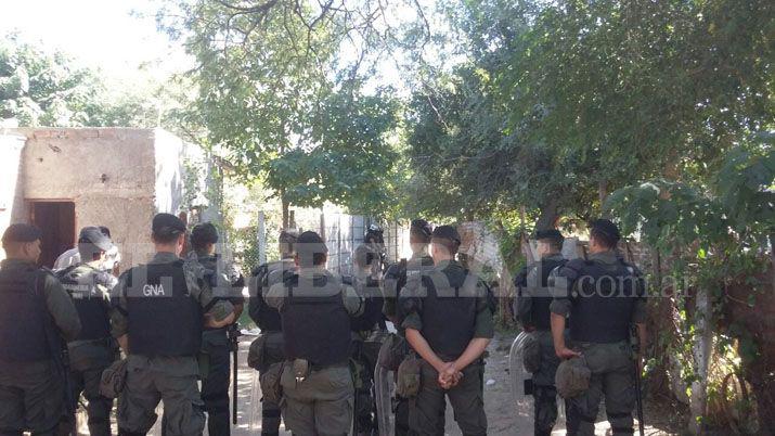 Allanaron casas en La Banda por un procedimiento de drogas